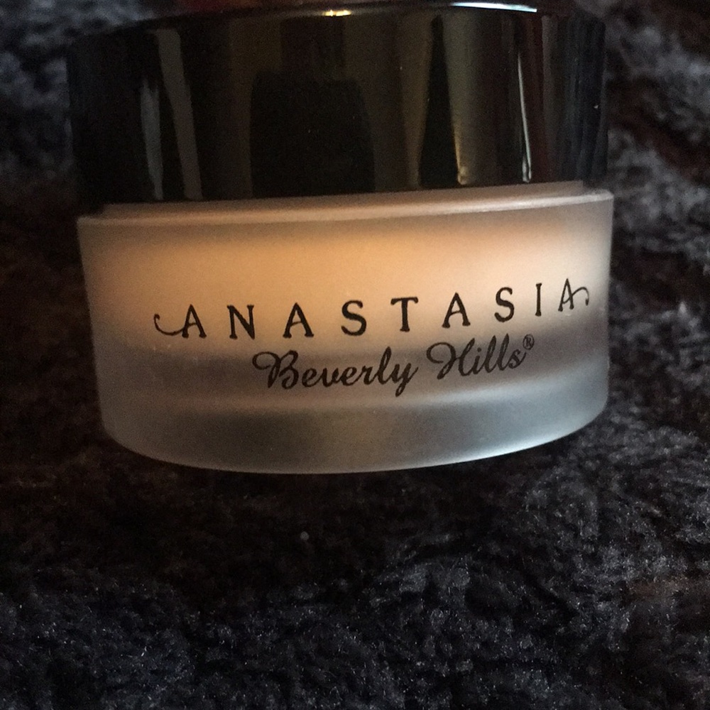 Anastasia Beverly Hills concealer pot in 0.75